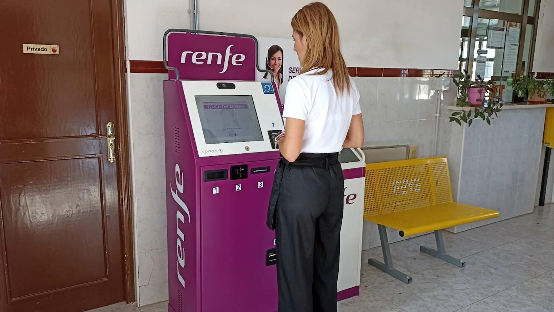 Arppa Terminals - ARPPA Technologies agent remotely assisting a customer at a public transport terminal